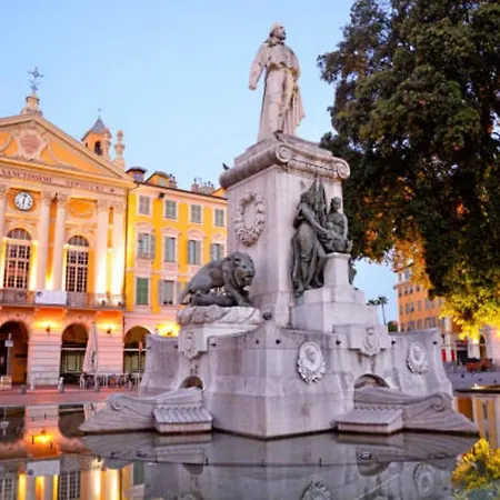 Apartment Beautiful 85m Near The Historic Center