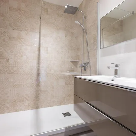 Beautiful 85m Near The Historic Center דירה ניס
